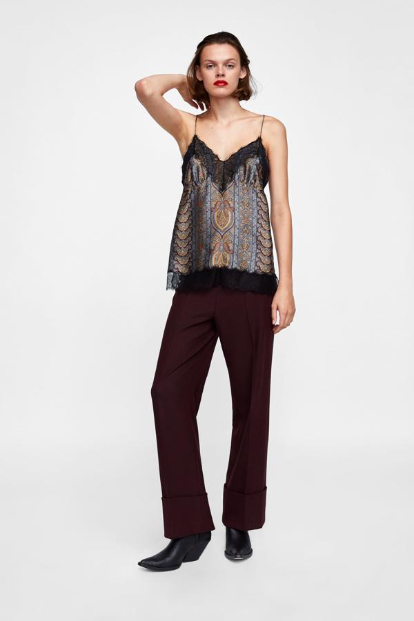 Una combinación preciosa de estampado con efectos metalizados y encaje (Zara, 29,95 euros)