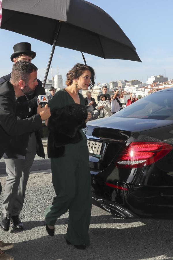 Una de las invitadas a la ceremonia civil, con un sencillo y elegante mono en verde musgo.