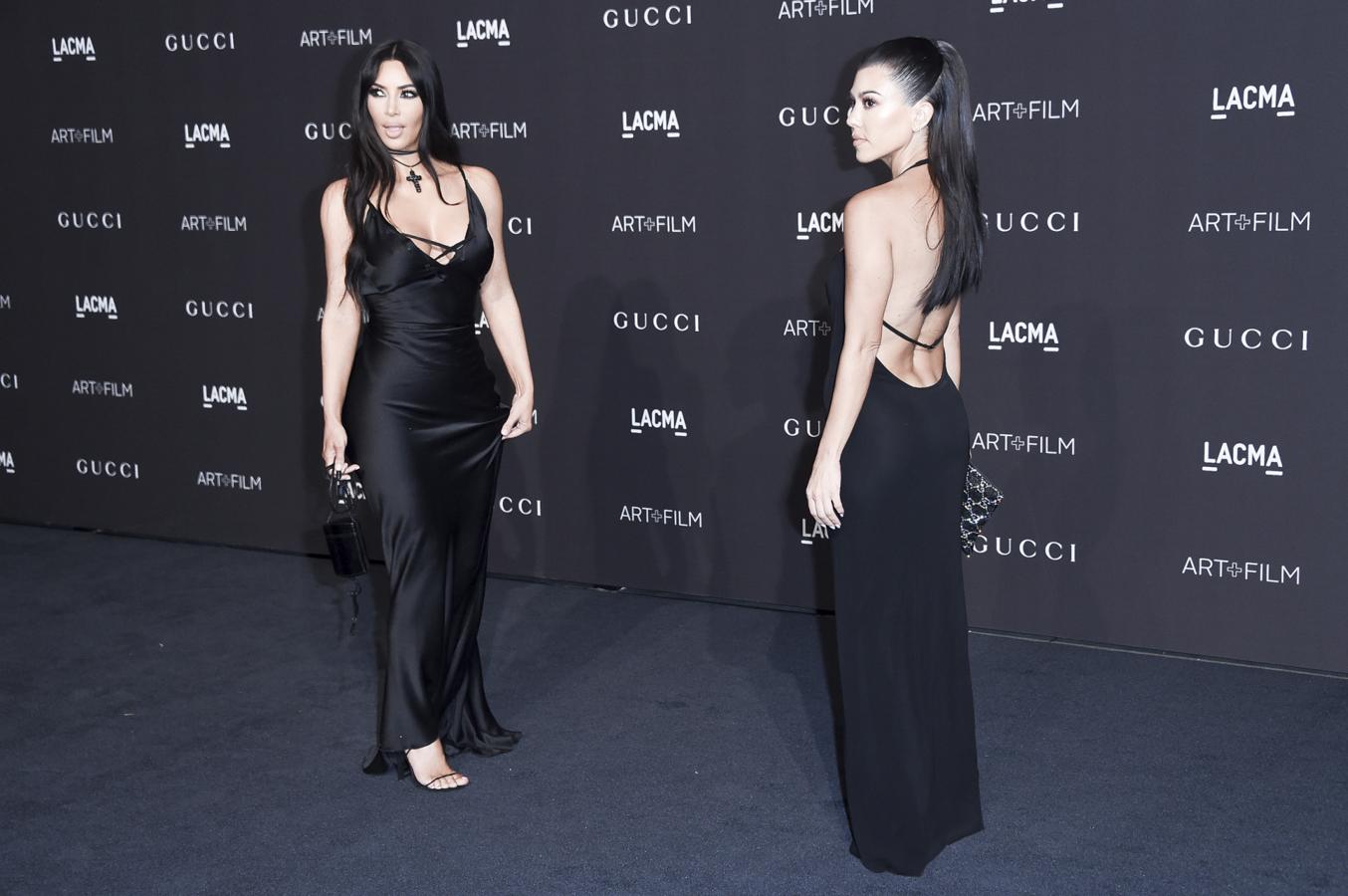 Tanto Kim como Kourtney Kardashian apostaron por sensuales 'slip dresses' vintage de Gucci.