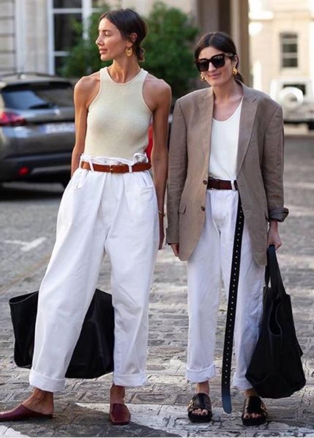 En la misma tendencia de los grandes volúmenes, elige este clásico de los 90 que convence hoy como entonces, con un cinturón que ciña la cintura.