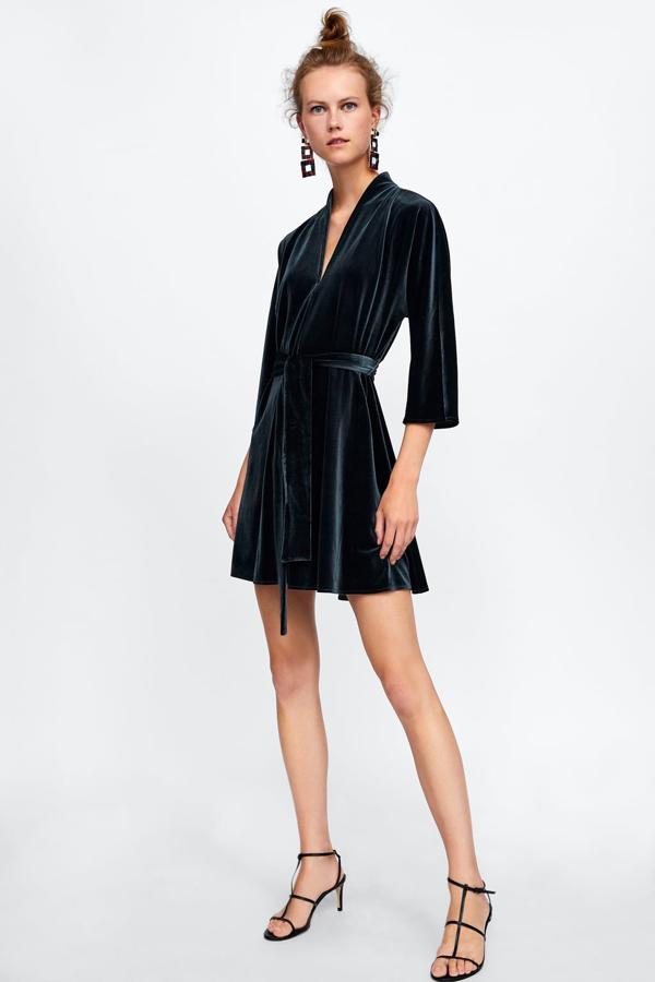 La sencillez y la elegancia van de la mano con este mini vestido estilo batín en terciopelo azul noche de Zara (29.95 euros).