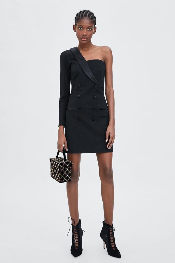 Al más puro estilo Balmain y con detalles muy 'Saint Laurent', este mini vestido tipo esmoquin con escote asimétrico nos parece sencillamente perfecto, como su precio en Zara: 29.95 euros.
