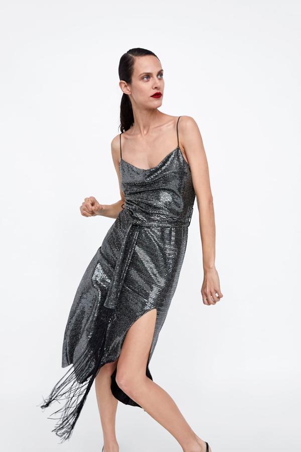 ¡Y seguimos con las lentejuelas con este vestido de estilo charlestón con detalle de flecos! Su precio en Zara: 39.95 euros.