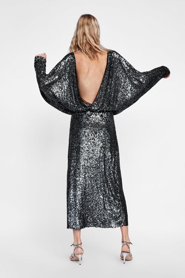 ¡Larga vida a las lentejuelas! Y más, si decoran vestidos tan impresionantes como este, con un escote a la espalda de infarto. Su precio en Zara, 69.95 euros.