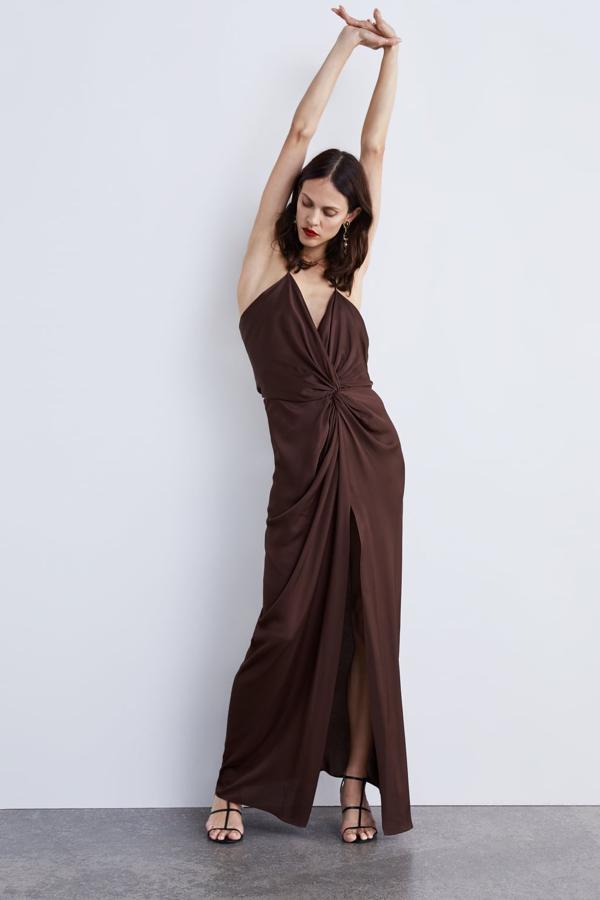 El  marrón chocolate  es uno de los colores de la temporada, y Zara lo ha usado de forma magistral para crear este favorecedor vestido con truco que, además, gracias a su drapeado central, ¡adelgaza a la vista! Cuesta 69.95 euros.