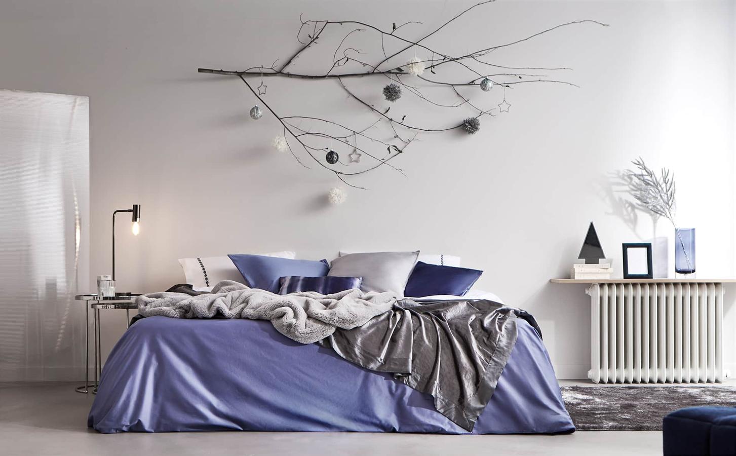 ¿No os parece genial esta forma de colocar un árbol de Navidad en el dormitorio?