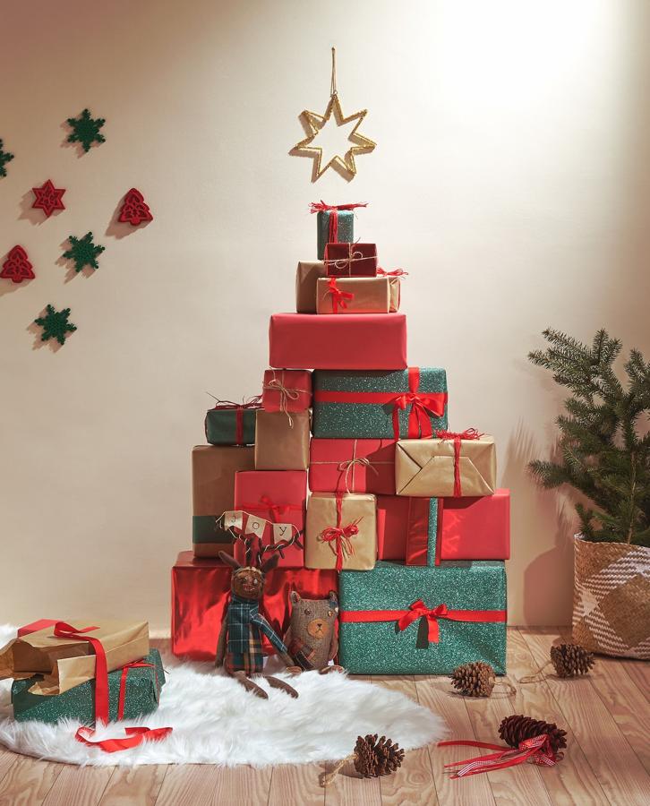 Sin duda, esta es una de nuestras ideas favoritas de las propuestas por Zara Home: crear un árbol de Navidad con paquetes de regalos.