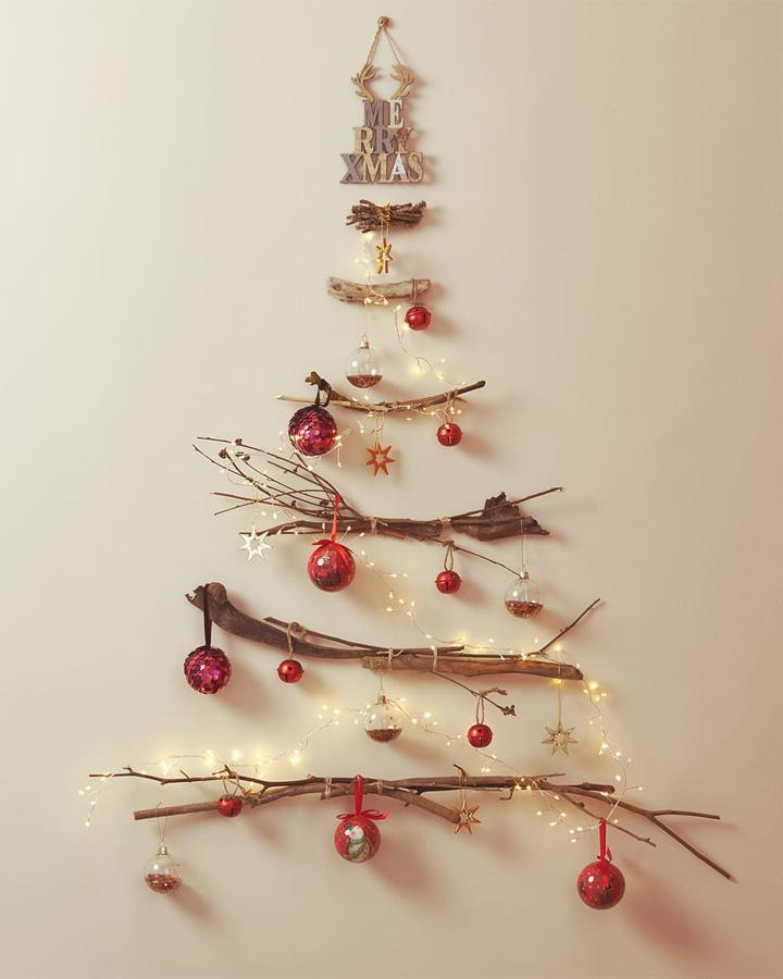 Y otro árbol de Navidad 'de pared' genial, esta vez con la madera y los tonos rojos como protagonistas. Nos encanta el letrero de Merry Xmas (5.99 euros)