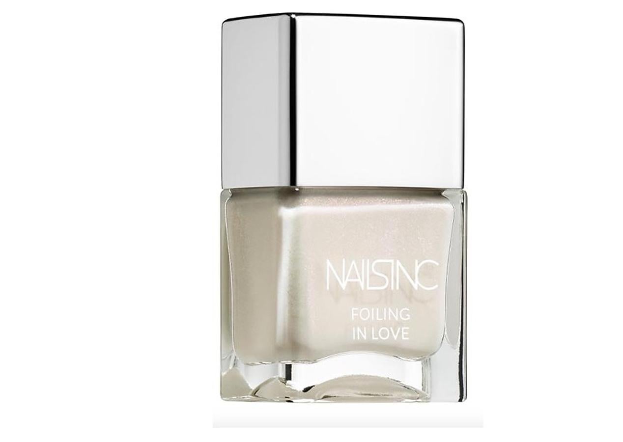 Pertenece a la colección de inspiración cósmica Foiling In Love. Es uno de los esmaltes blancos más elegante, con un efecto metálico altamente pigmentado que otorga a la uña una apariencia de un blanco limpio y traslúcido. (17,45 €).