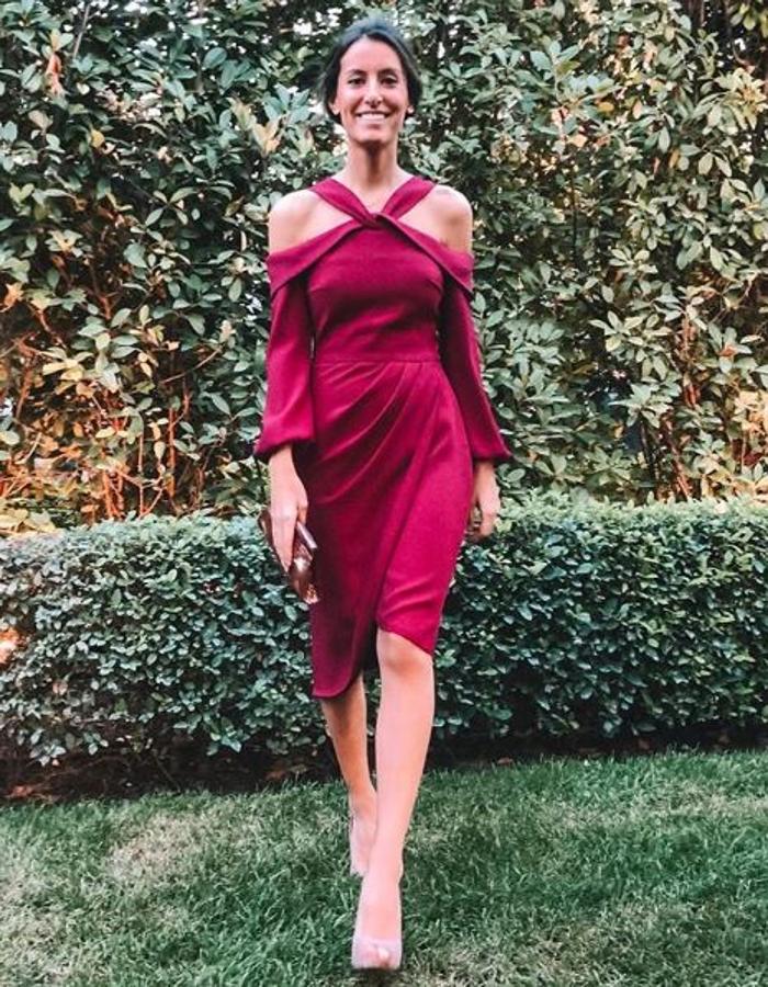 Vanderwilde es la firma de este vestido granate que tan bien le sienta a Ana Boyer. Un clásico que no te fallará.