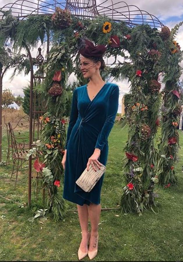 Las bodas son su punto fuerte y  este traje azul noche de Etxart & Panno  que llevó a la boda de unos amigos es uno de nuestros looks de invitada favoritos para una boda de invierno.