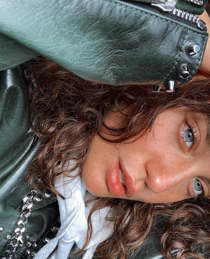 María sabe que un diseño de cejas perfecto y unas pestañas XXL es todo lo que necesita para intensificar su mirada.