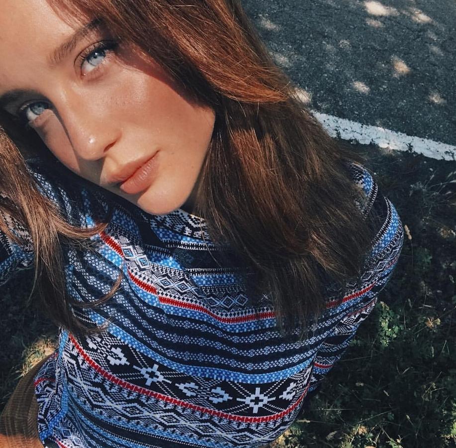 Si a nuestra base natural le añadimos un colorete de un todo o dos más, por encima de nuestro color natural, obtendremos un rostro mucho más jugoso y saludable como el de la actriz.