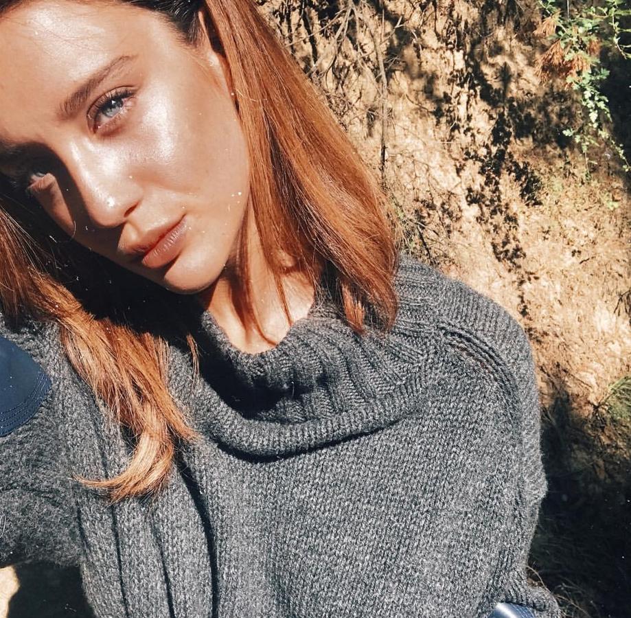 María Pedraza también juega con la luz de su rostro y con la aplicación de iluminador en las zonas clave (pómulos, nariz, parte superior del labio y barbilla).