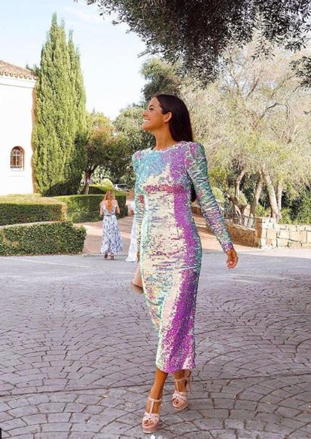 Uterqüe puede ser una de tus firmas aliadas para hacerte con un vestido de invitada espectacular y por un precio que no sea desorbitado. Este look de la "influencer" es el mejor ejemplo.