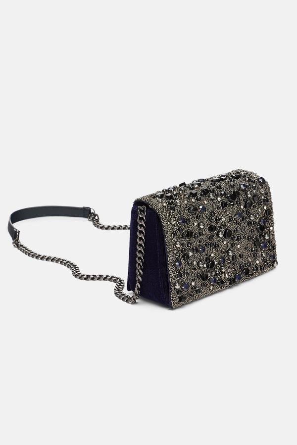 Uno de los más lujosos gracias a la combinación de pedrería y terciopelo azul marino (Zara, 39,95 euros).