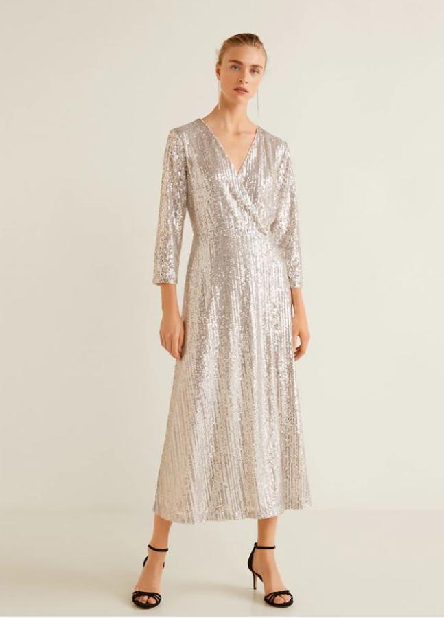 Las lentejuelas están de moda, y este vestido midi en tono plata es perfecto para sumarte a la tendencia más brillante de la temporada. Su precio en Mango, antes de las rebajas del Black Friday, es de 99.99 euros.