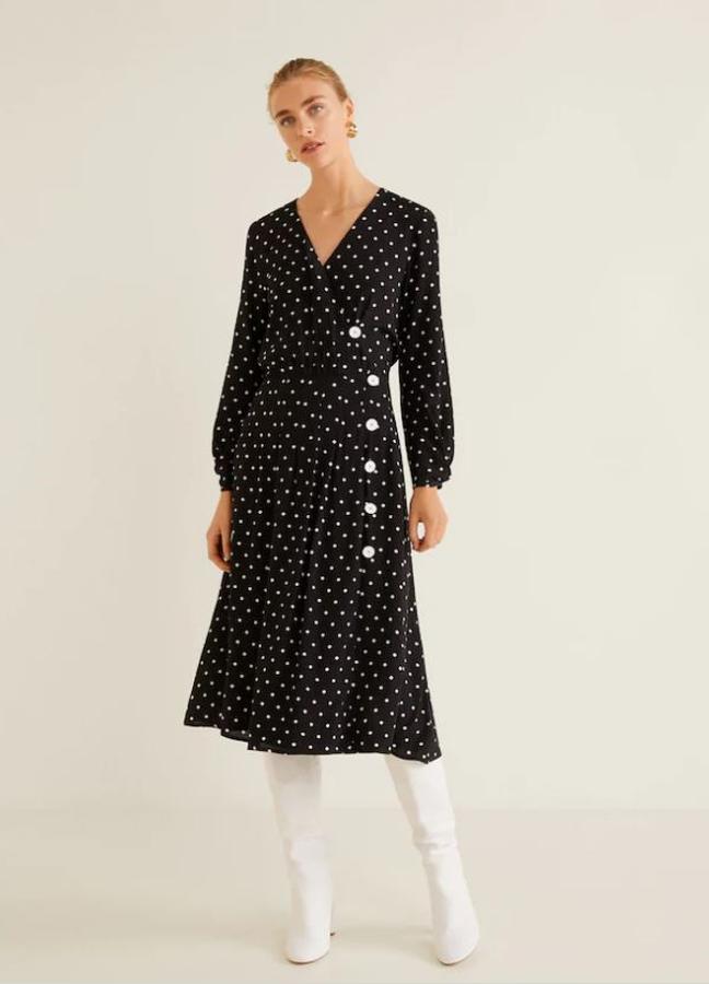 Los lunares siguen de moda después del verano, y este vestido midi con detalle de botones en contraste nos parece genial. Su precio en Mango, antes de las rebajas del Black Friday, es de 49.99 euros.