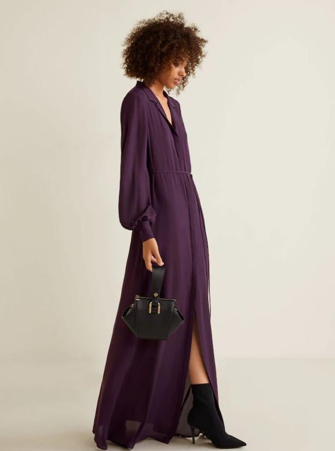 Este maxi vestido de gasa morado te servirá tanto para un evento de noche, como para un look de día muy sofisticado. La clave estará en los complementos con los que lo combines. Su precio en Mango, antes de las rebajas del Black Friday, es de 59.99 euros.