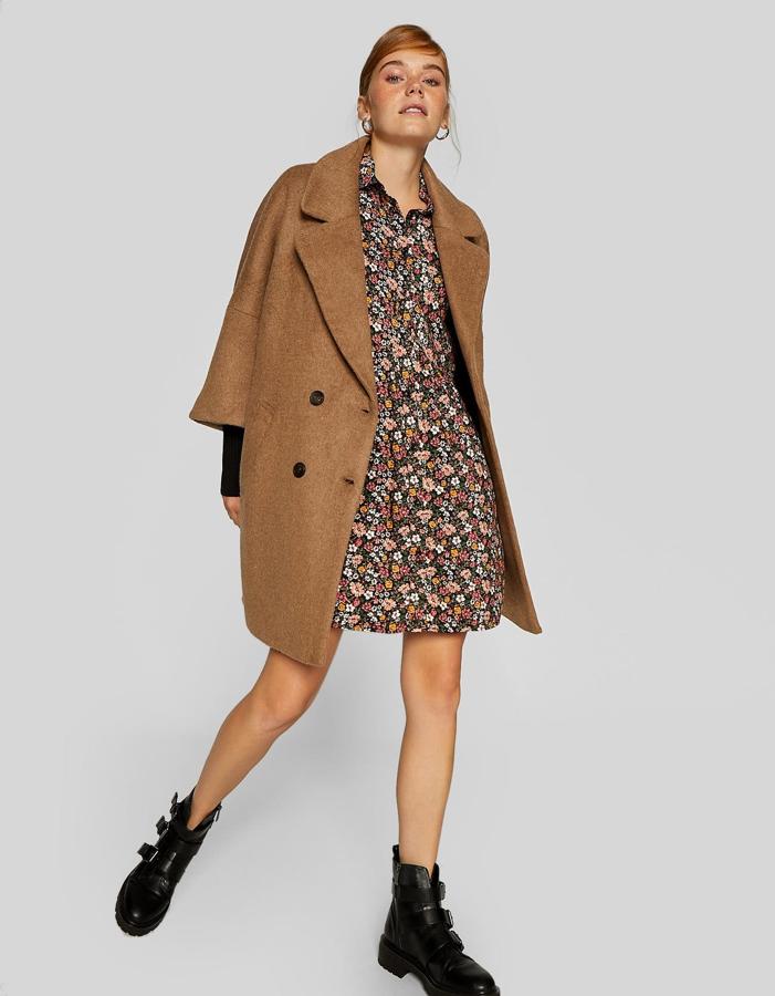 Cruzado y con manga francesa, en un tono más tostado (59,99 euros).