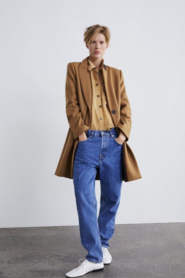 Con un solo botón y hombreras masculinas (89,95 euros).