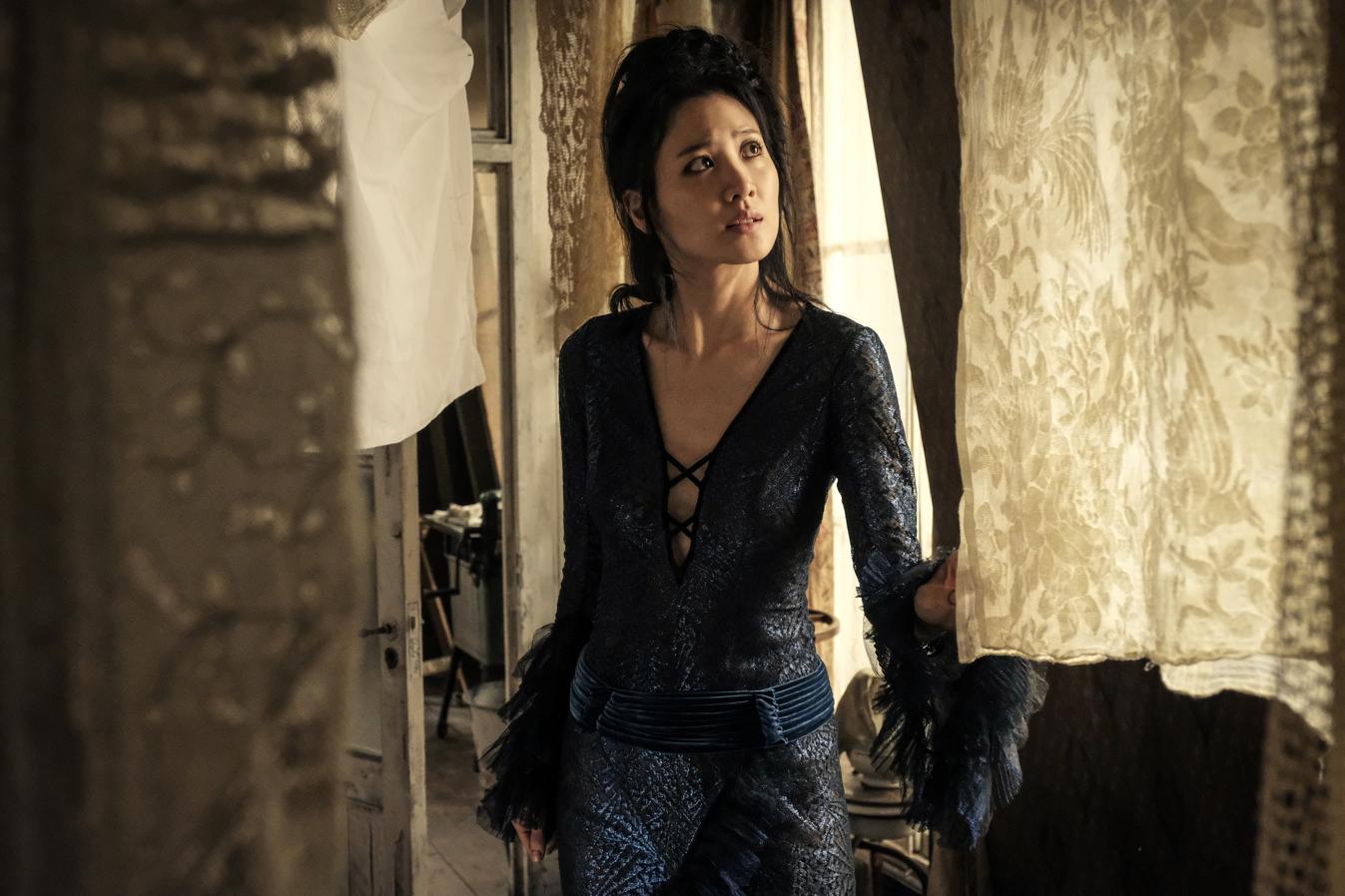 Que sí, que sí, que la serpiente de Voldemort, antes de ser ofidio, fue un ser humano. En concreto, fue una mujer asiática (encarnada por Claudia Kim) afectada por una afección mágica en la sangre que la convierte en un maledictus: un ser destinado a convertirse en un animal para el resto de su vida. La veremos como la atracción principal (y sufriente) del Circus Arcanus, un espectáculo ambulante de magia. Nota para listillas: Nagini es una diosa-serpiente hindú.