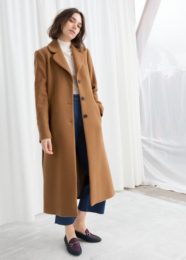 De corte masculino pero con las solapas redondeadas (199 euros).