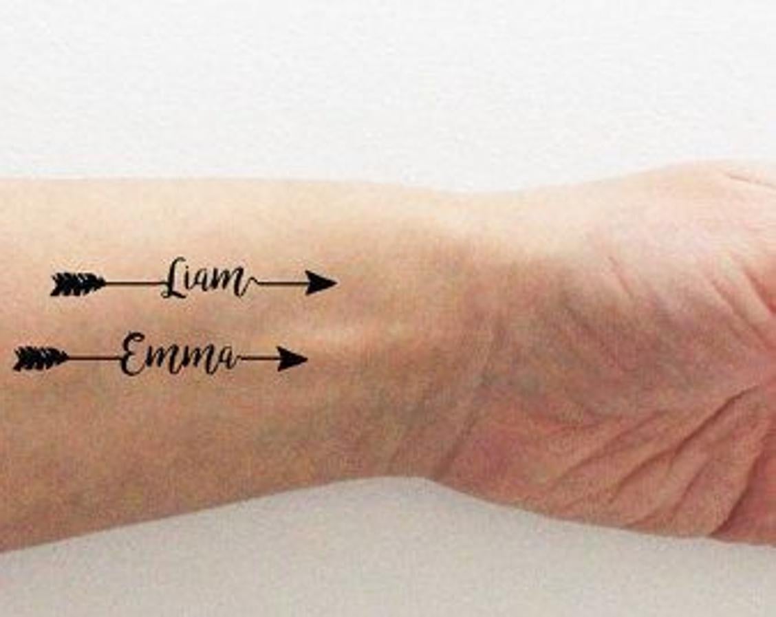 Dos tatuajes que nos aportan algo muy importante: el nombre de tus hijos sobre uno de los diseños más vistos en tatuajes, las flechas.