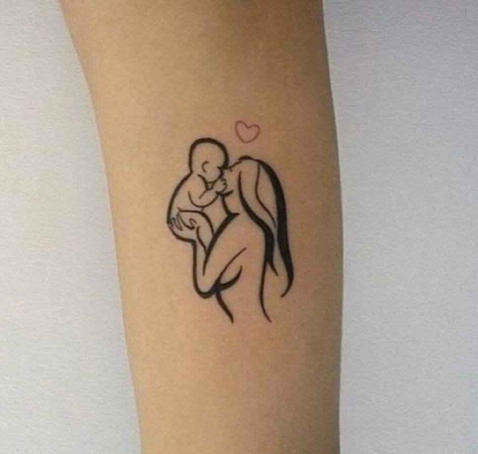 Este tatuaje es una de las imágenes que mejor representa la maternidad. Una madre abrazando a su pequeño con una gran ternura.