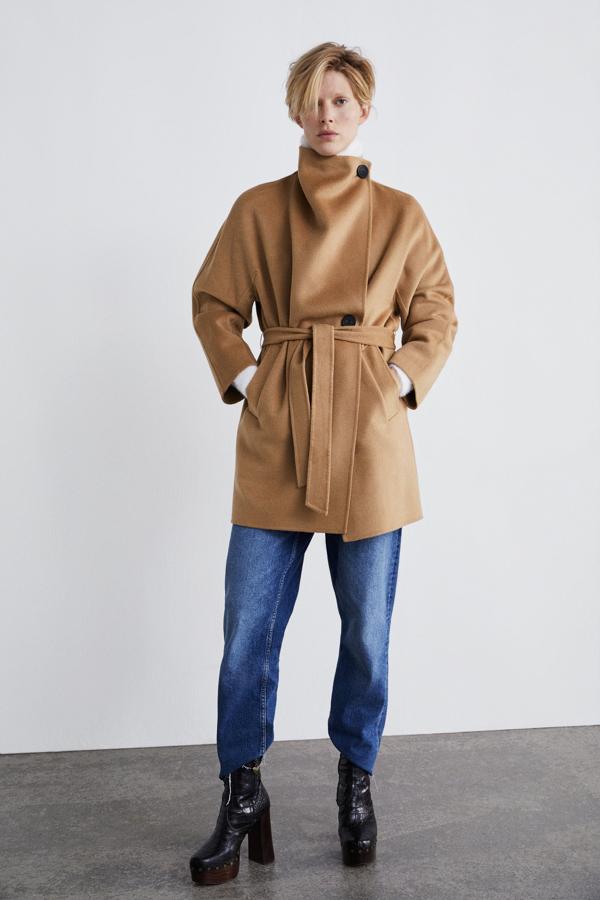 La colección de abrigos cámel de Zara es casi infinita. Este nos encanta por su sencillez y versatilidad. Su precio en Zara antes de las rebajas del Black Friday es de 99.95 euros.