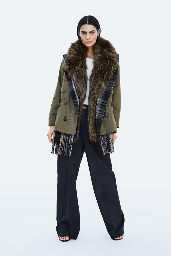 Zara da un 'twist' sensacional a esta parka verde, que incluye un forro interior doble, uno desmontable en textura efecto pelo y otro en tejido combinado de cuadros. Su precio en Zara antes de las rebajas del Black Friday es de 99.95 euros.