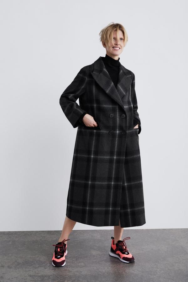 O este de silueta 'oversize' e inspiración masculina. Su precio en Zara antes de las rebajas del Black Friday es de 149.95 euros.