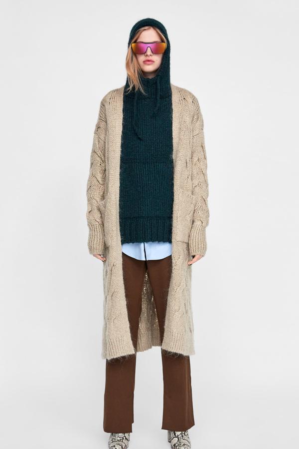 Este maxi abrigo de lana con ochos nos parece ideal para nuestros looks 'comfy' de invierno. Su precio en Zara antes de las rebajas del Black Friday es de 59.95 euros.