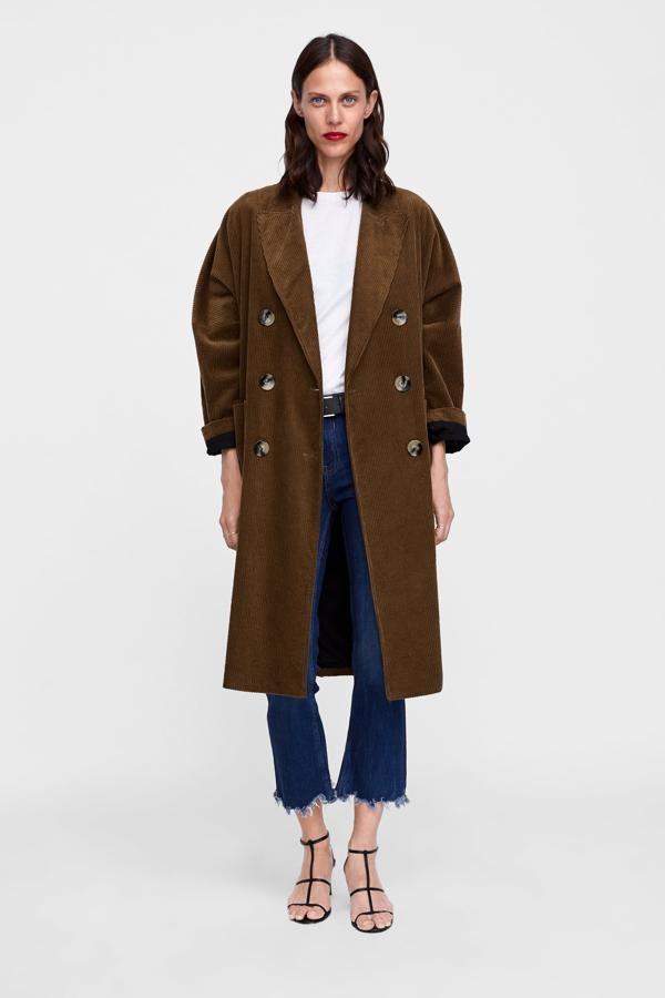 Y otro buen ejemplo de estilo setentero con este abrigo de pana. Su precio en Zara antes de las rebajas del Black Friday es de 79.95 euros.