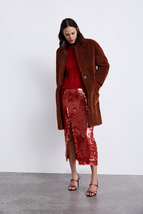 Y este 'teddy beard coat' combinado con  nuestra falda de lentejuelas favorita  es un acierto seguro. Su precio en Zara antes de las rebajas del Black Friday es de 89.95 euros.