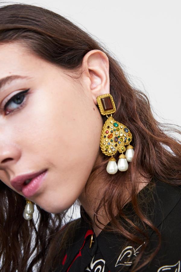 Lo tienen todo: piedras, perlas, silueta corazón... y nos encantan (12,95 euros).