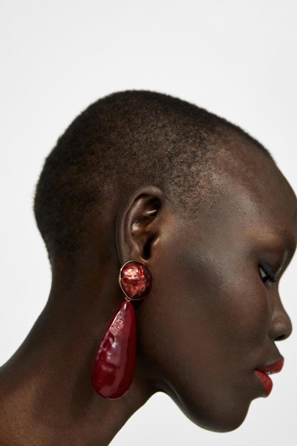 Si tu vestido está lleno de brillos, apuesta por unos pendientes más sobrios (12,95 euros):