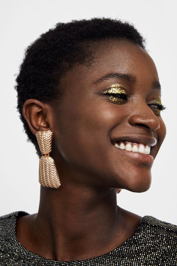 De dos piezas, con efecto de metal trenzado (12,95 euros).