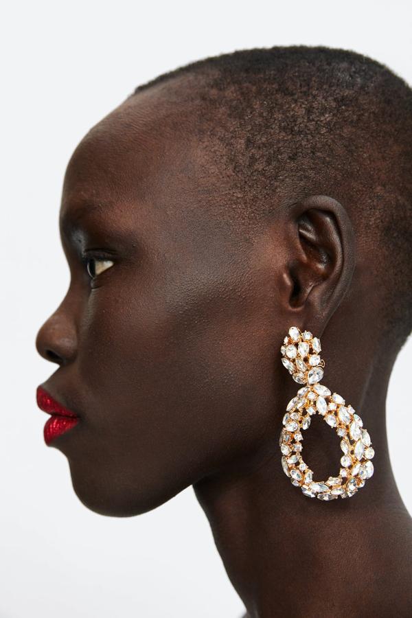 Con base dorada y cuajados de piedras (15,95 euros).