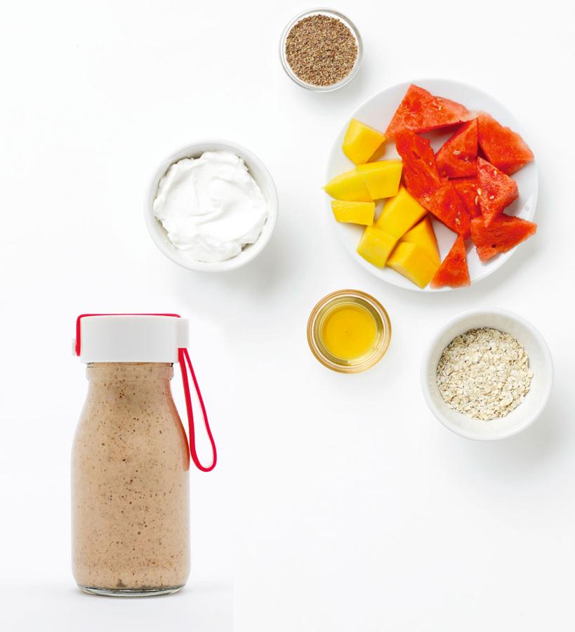Disfruta de sus beneficios triturando 150 g de sandía junto a 80 g de mango, 120 ml de yogur de coco, 3 cucharadas soperas de avena, 2 cucharadas soperas de semillas de lino molidas y 1 cucharadita de miel. Si bebes este batido tus músculos te lo agradecerán ya que las bebidas con propteínas entre sus ingredientes ayudan a a que se recuperen del esfuerzo.