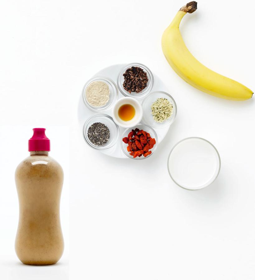 El más completo de todos los smoothies se convertirá en tu aliado para enfrentarte o recuperarte de las sesiones más exigentes. ¿Por qué? Por su poder energizante y la combinación de especias que favorecen la circulación sanguínea. Hacerlo es tan sencillo como triturar y mezclar 240 ml de leche de anacardos, 1 plátano, 1 cucharadita de maca en polvo, otra de semillas de chía, otra de semillas de cáñamo, ¼ de cucharadita de extracto puro de vainilla, 1 cucharadita de bayas de goji y la misma cantidad de habas de cacao.