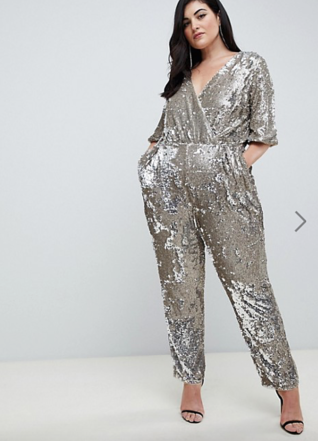 Espectacular mono largo en plateado de TFNC Plus (en Asos, 117,99 euros), con escote en pico y bolsillos.