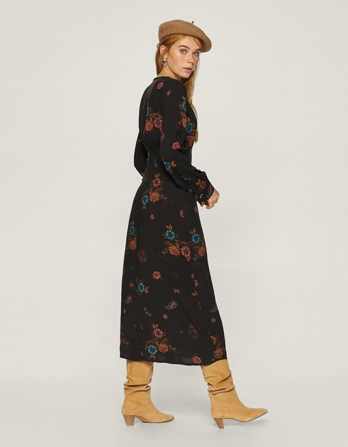 Estas botas de tacón medio en color beige te servirán para combinar con cualquier look de día. Su precio en Stradivarius antes de las rebajas del Black Friday es de 59.99 euros.