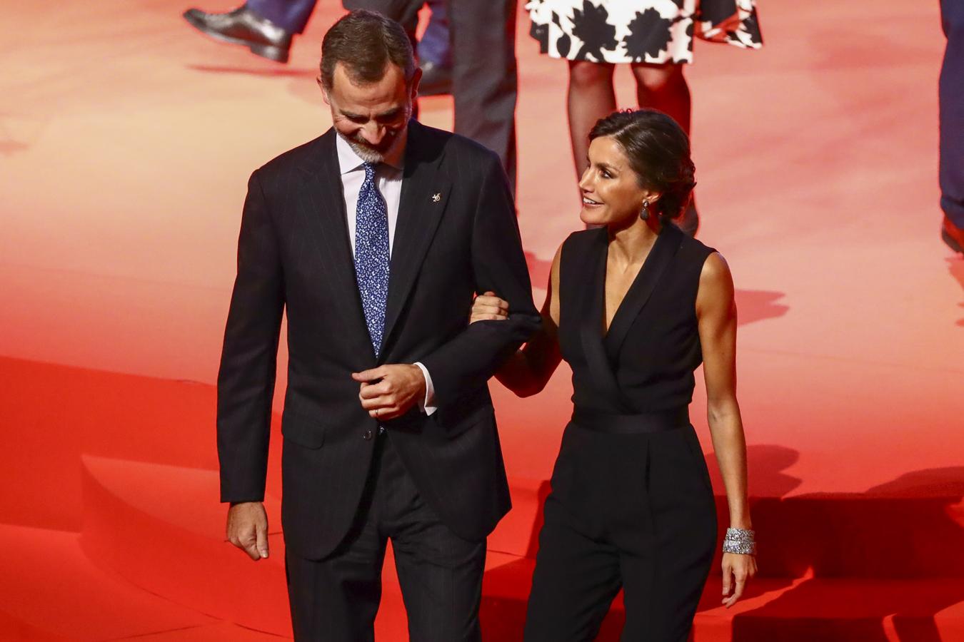 Los Reyes presidieron en el Palau de las Arts de Valencia la 'Noche de la economía valenciana', y doña Letizia volvió a dar una lección de estilo magistral que deberíamos apuntar de cara a nuestras citas sociales durante las próximas Fiestas.