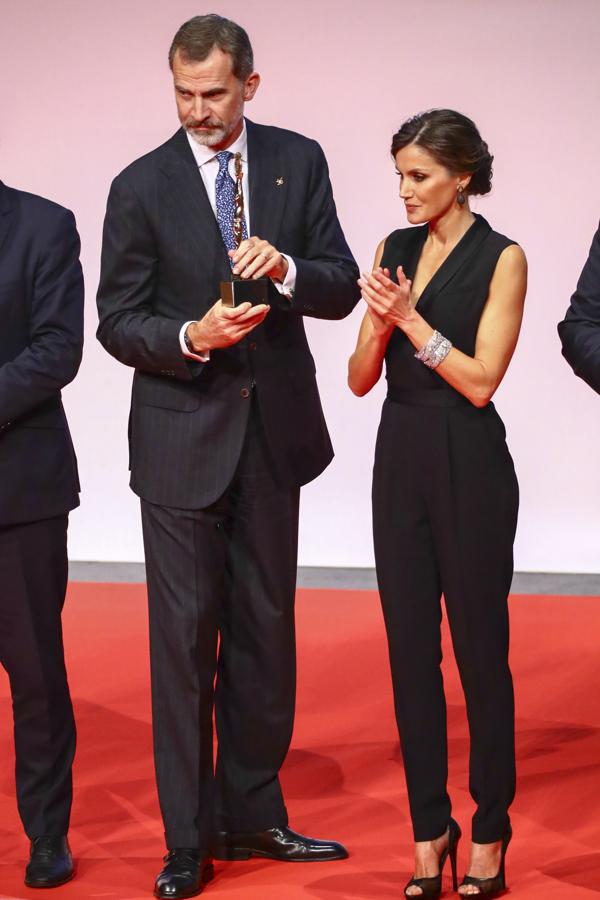 La Reina hizo del 'total black' su mejor aliado de estilo de noche, y combinó su mono de Hugo Boss con unos peeptoes de plataforma (¡vaya 'revival'!) de Magrit que estrenó en la última edición de los  Premios Princesa de Asturias .