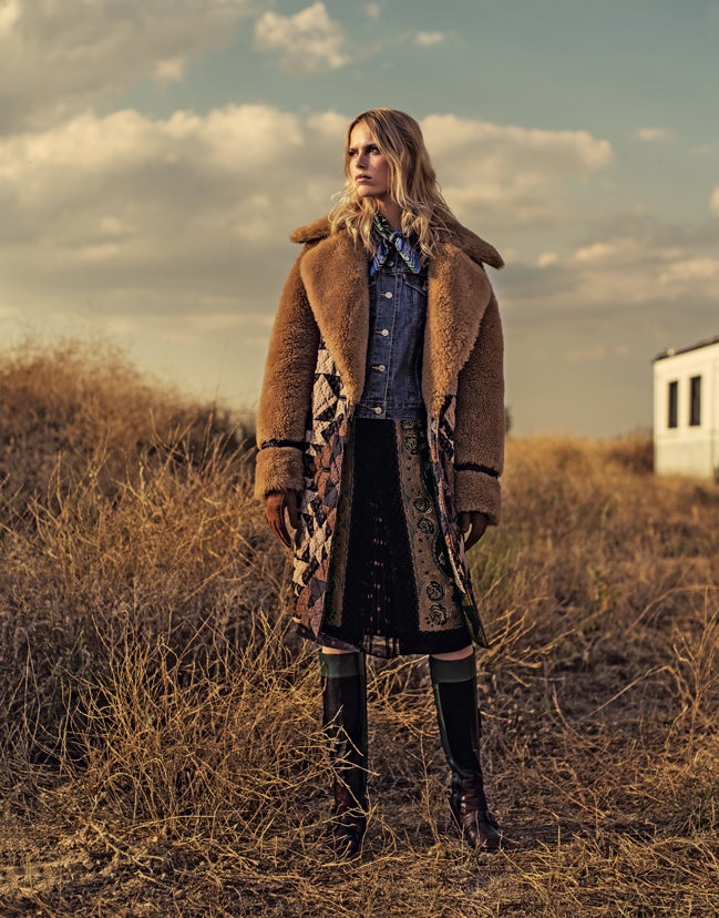 Abrigo, falda y botas de Coach. Cazadora de Levi’s y pañuelo de Hermès.