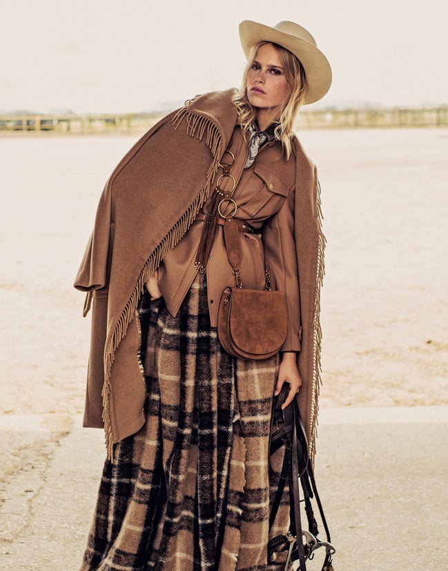 Abrigo y falda de cuadros, de Max Mara; y chaqueta de lana, de Max Mara Weekend. Pañuelo de Hermès, bandolera de El Corte Inglés y sombrero de Sendra.