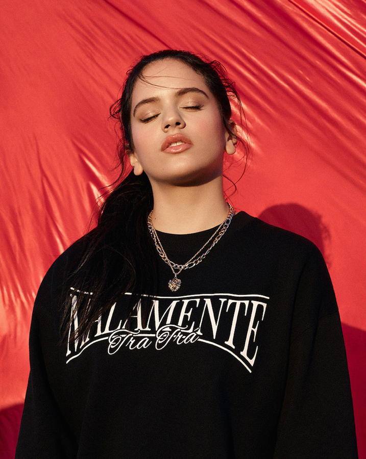 Pull&Bear no podía dejar pasar la ocasión de poner en circulación algunas piezas que hicieran referencia a las canciones de Rosalía. Sus fans seguro que se abalanzan sobre esta sudadera (22,99 euros) que no solo cita “Malamante”, sino el “tra tra” que le piden sin parar en todas las entrevistas.