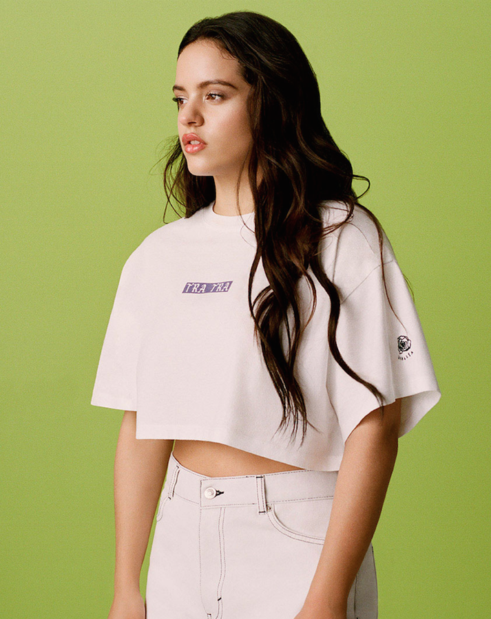 De nuevo, una referencia a su “tra tra”, esta vez en una camiseta “crop” (12,99 euros) que Rosalía combina con unos vaqueros blancos de pata de elefante.