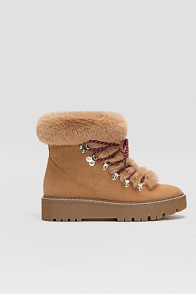 Bota de montaña de Stradovarius, adornada con pelo.